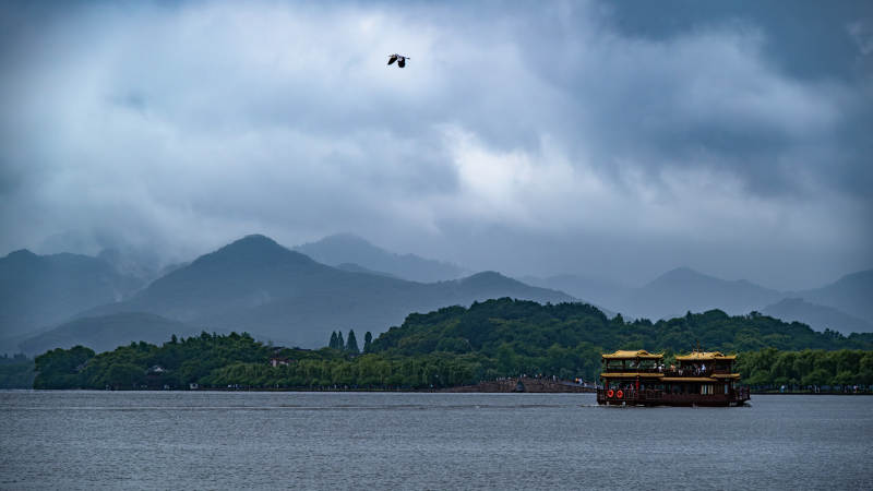 西湖雨景 游船悠然