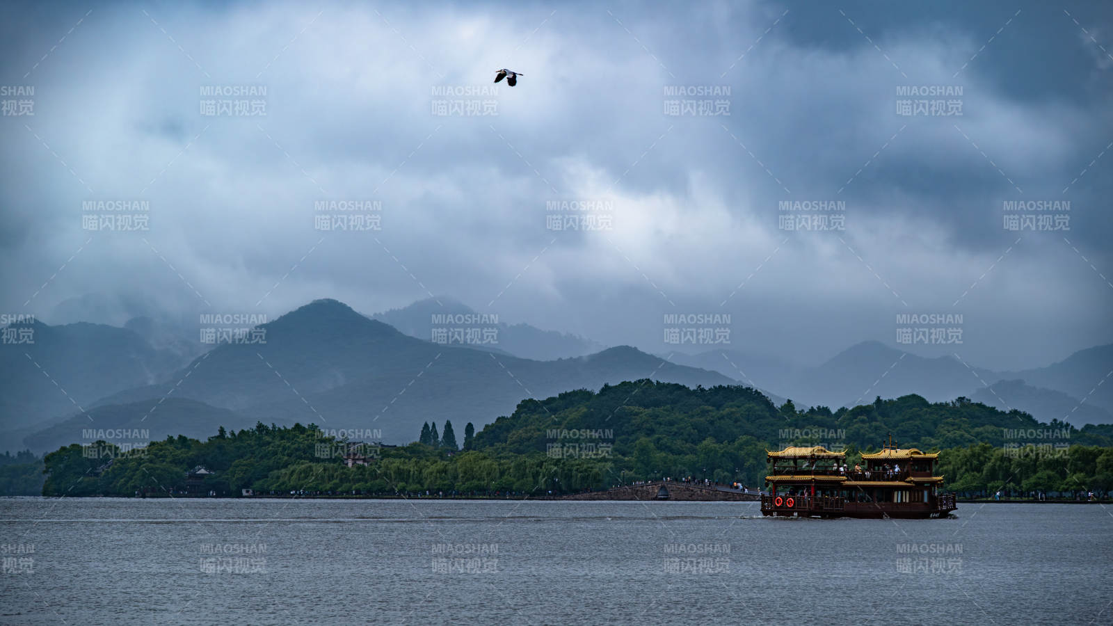 西湖雨景 游船悠然