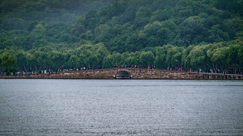 湖畔石橋 綠樹(shù)成蔭