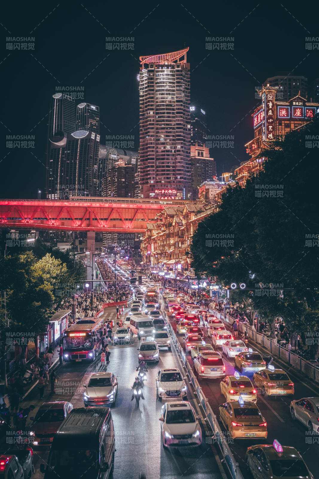 夜景城市交通繁忙景象