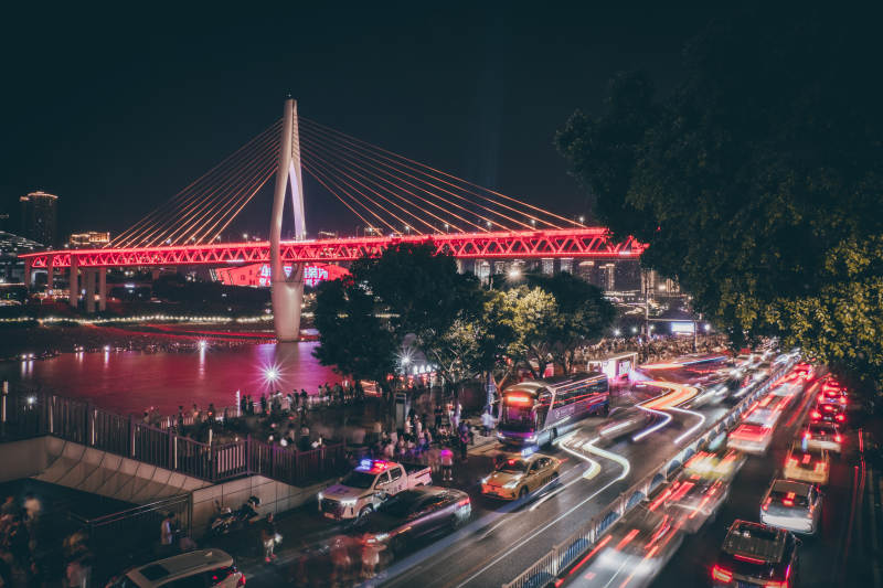 夜景橋下車流如織