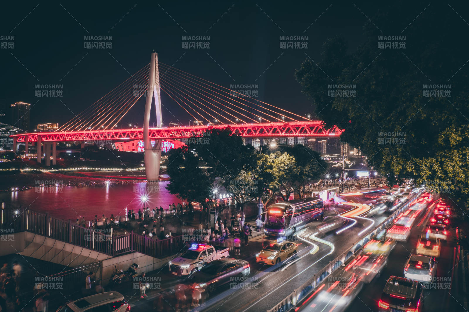 夜景橋下車流如織