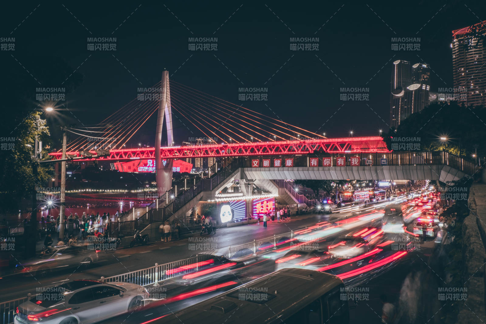 夜景橋下車流如織