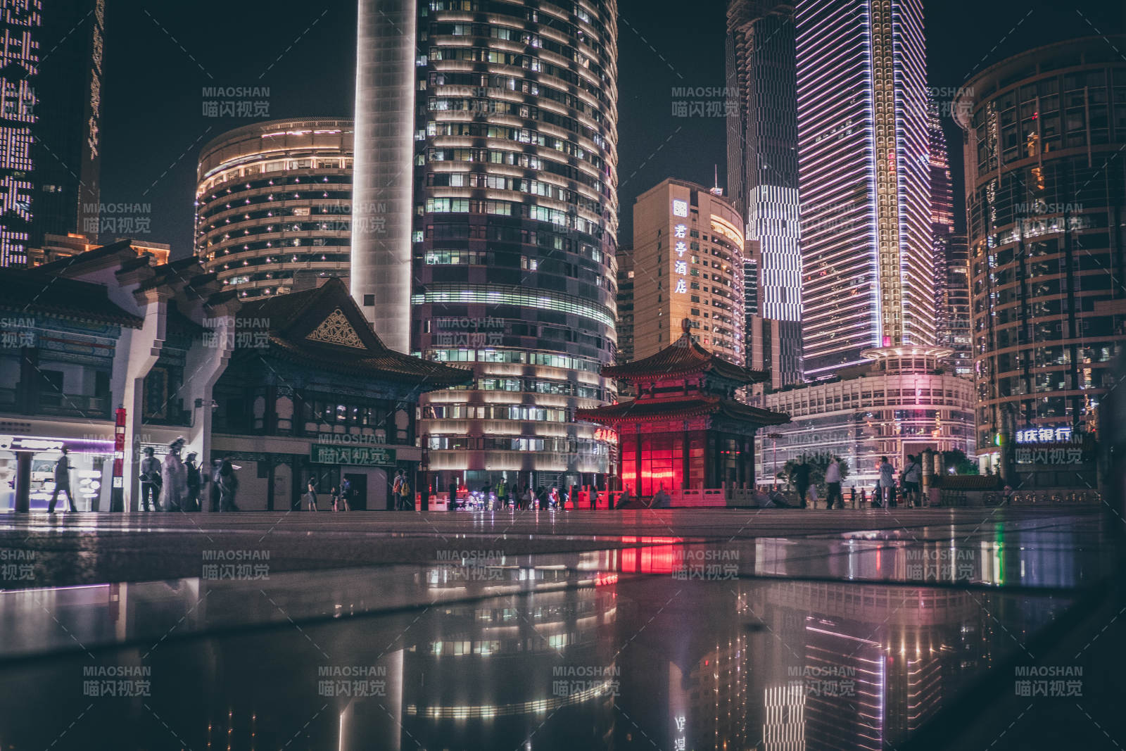 夜景中的現(xiàn)代與傳統(tǒng)交融