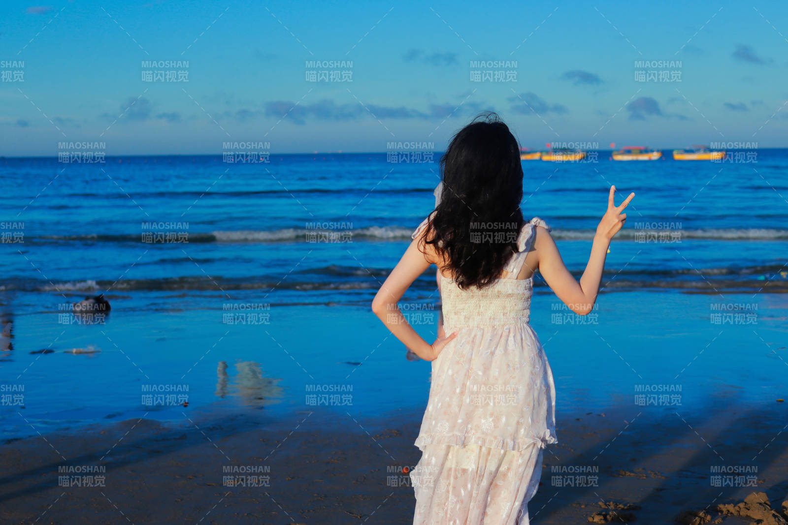 海邊女孩的寧靜時光