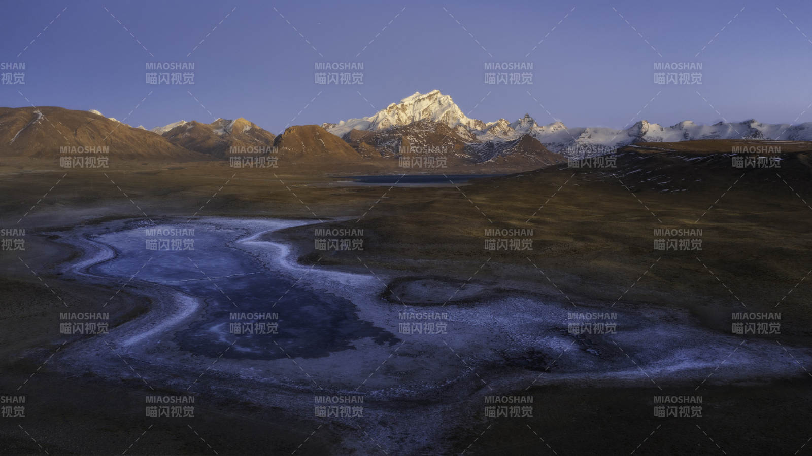 雪山下的靜謐湖泊