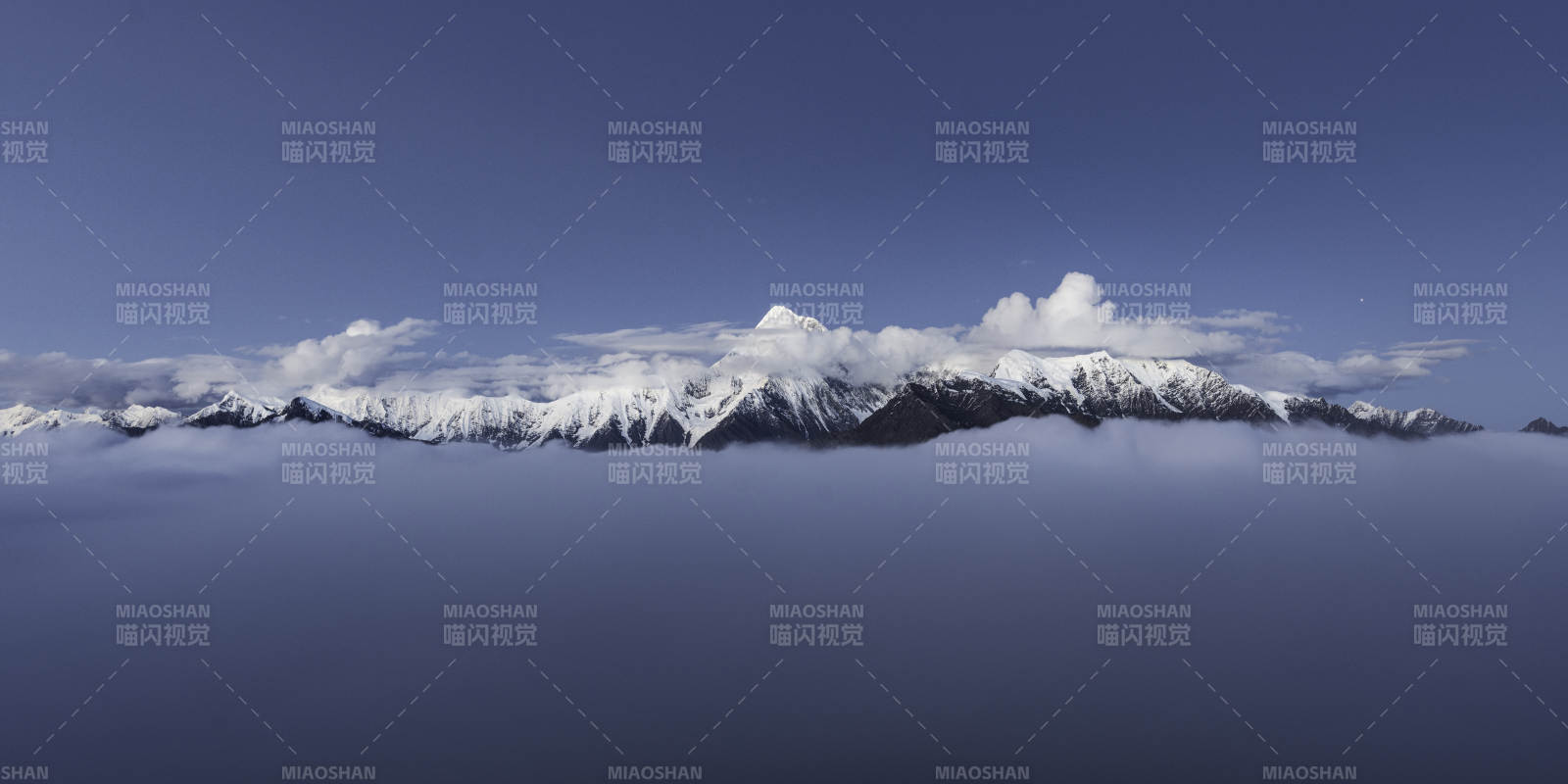雪山云海 壯麗景觀