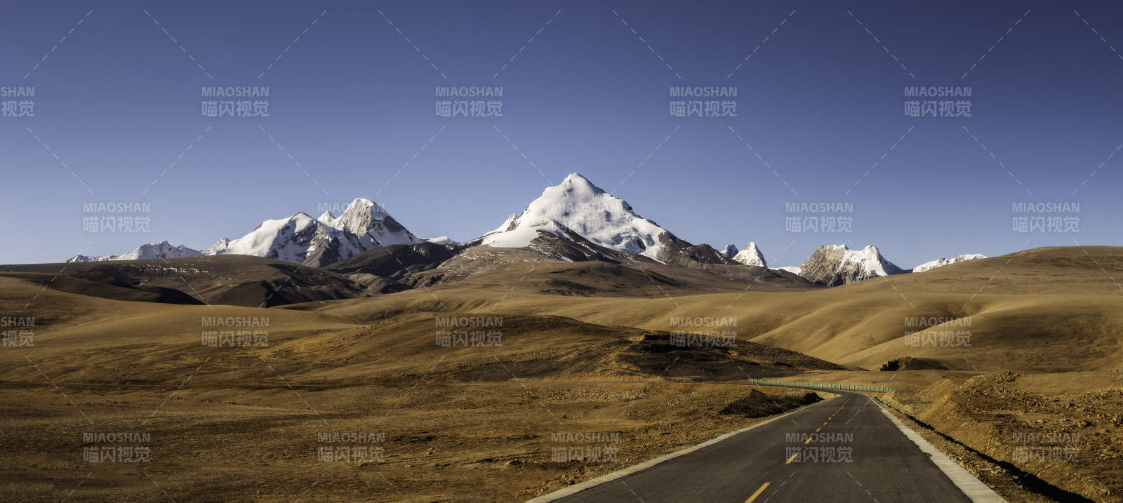 雪山下的公路風景
