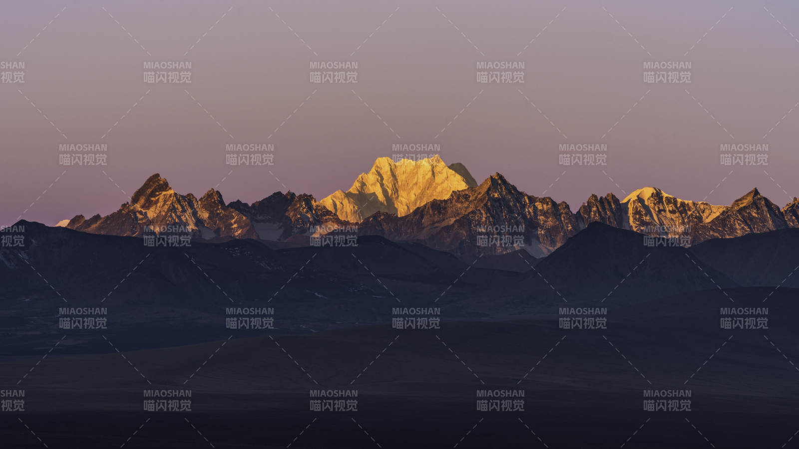 雪山晨曦 光輝映照