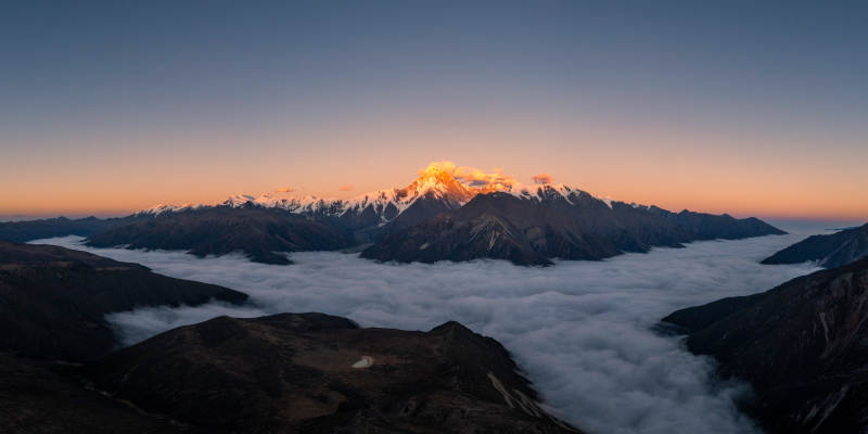 雪山云海日出美景
