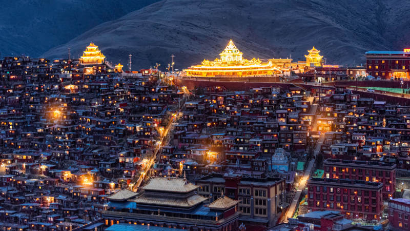 夜色中的寺廟群落