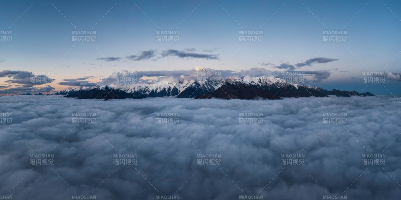 云海之上 雪山隱現