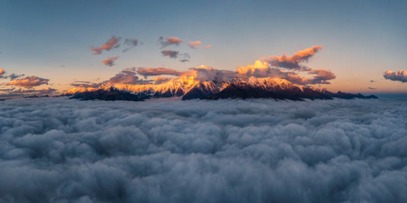 云海之上 雪山晨曦
