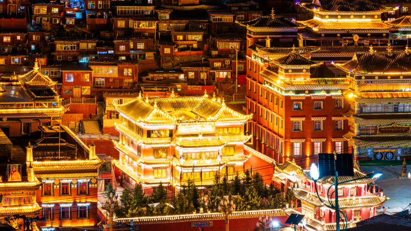 夜景中的古建筑群