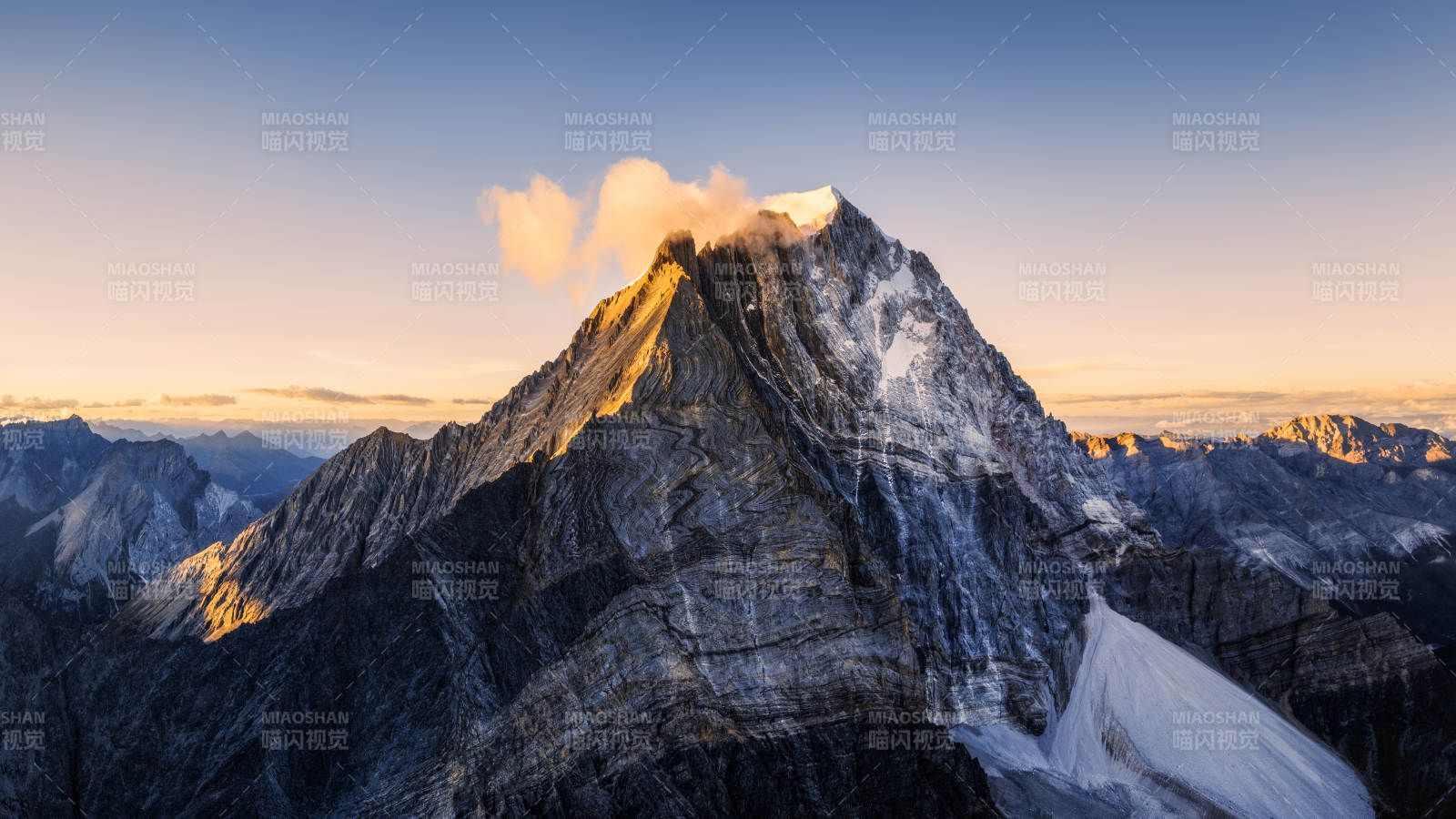 雪山之巔 晨光初照