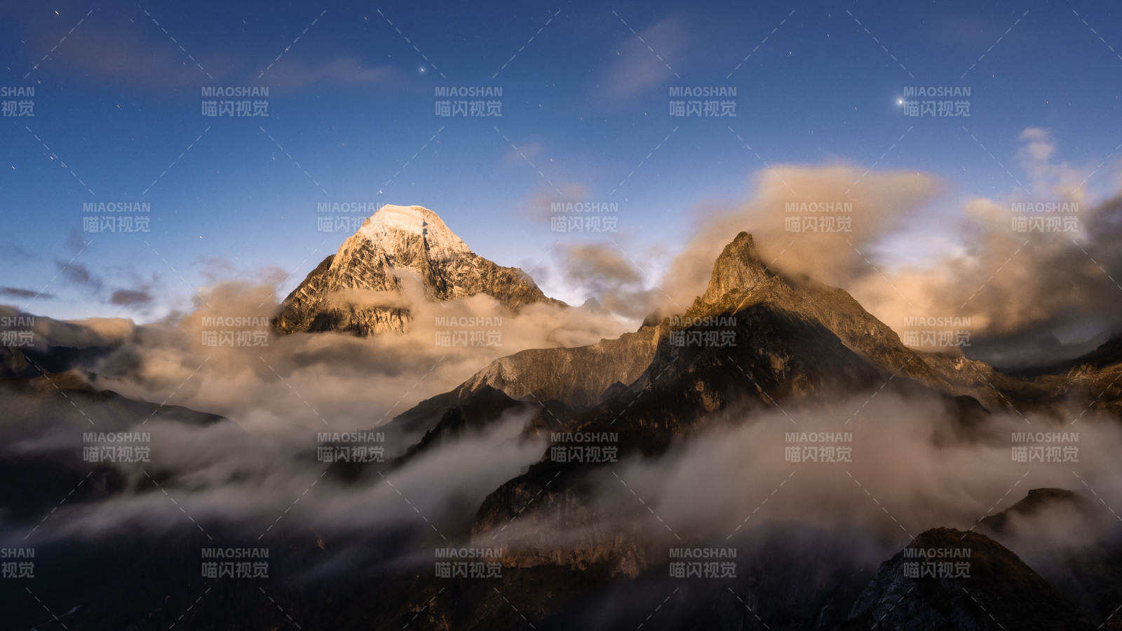 云海繚繞的雪山奇景