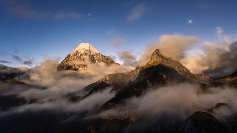 云海繚繞的雪山奇景