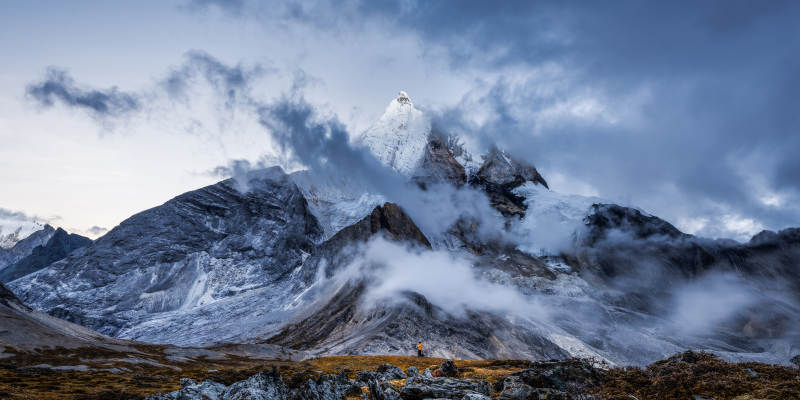 雪山云霧繚繞 壯麗景色