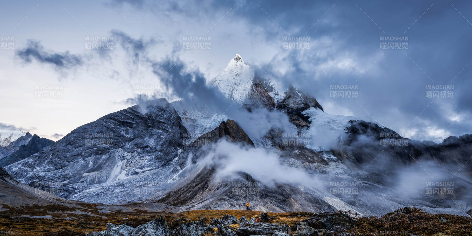 雪山云霧繚繞 壯麗景色