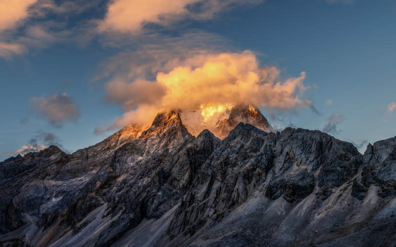 雪山夕照 云海金輝
