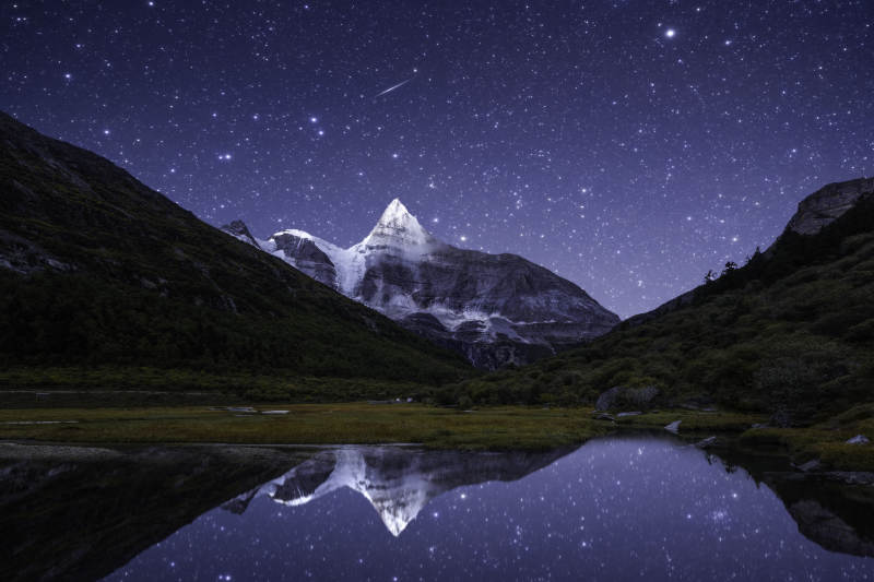 星夜雪山倒影湖