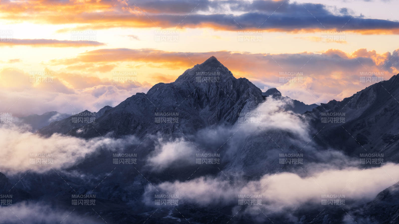 云海日落 山峰巍峨