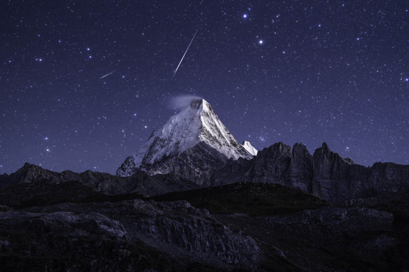 星空下的雪山奇景