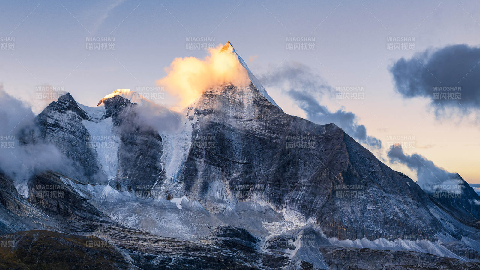 雪山晨曦 云霧繚繞