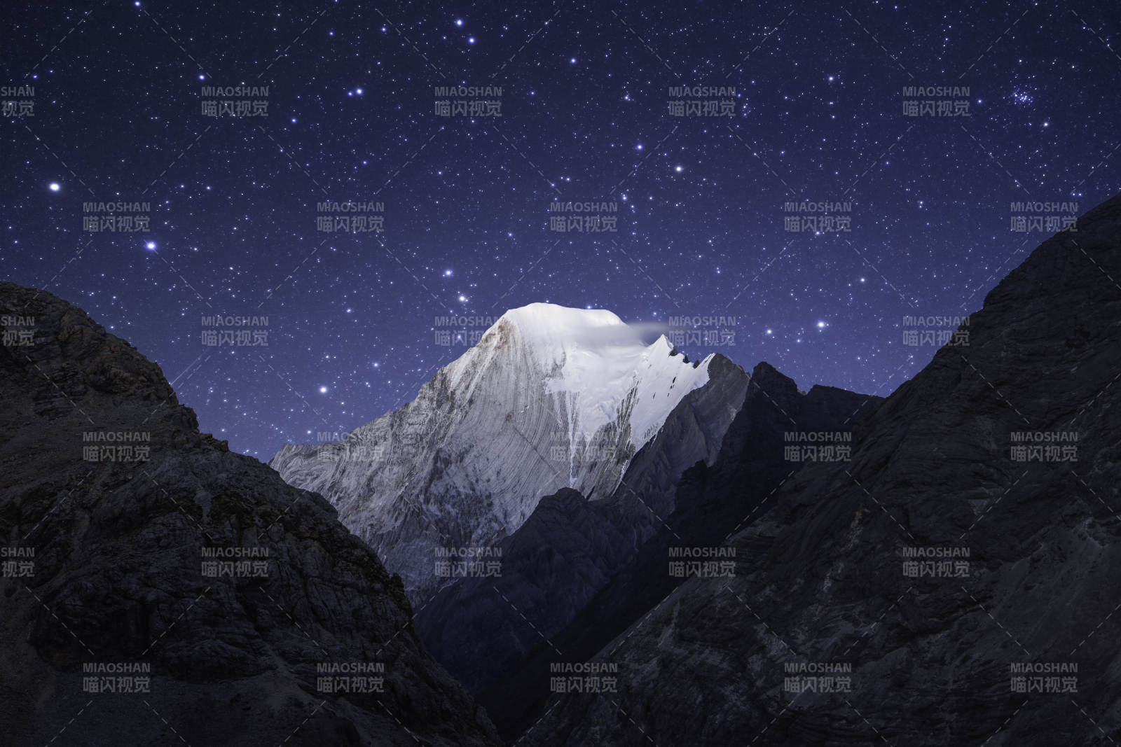 星空下的雪山奇景