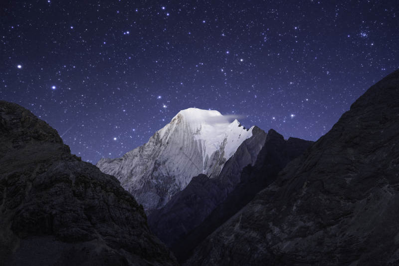 星空下的雪山奇景