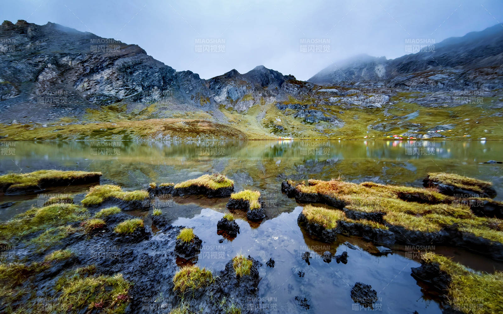 高山湖泊倒影美景