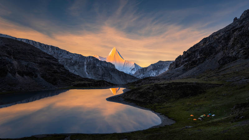 雪山湖畔夕陽美