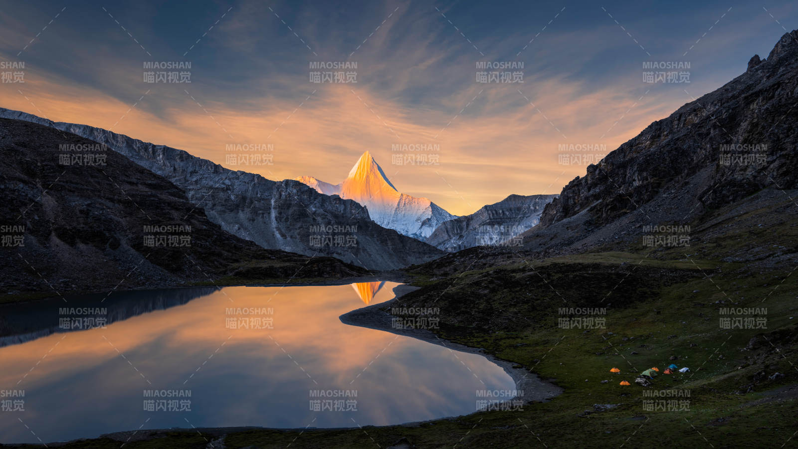 雪山湖畔夕陽美