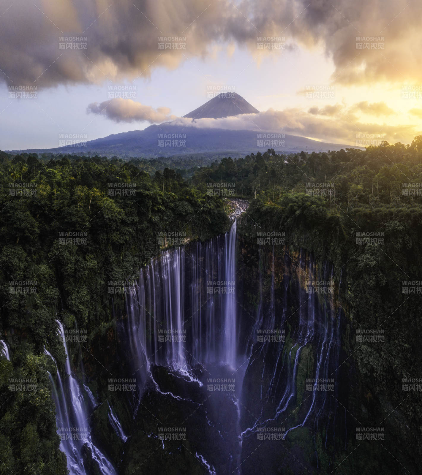 瀑布森林火山日落美景