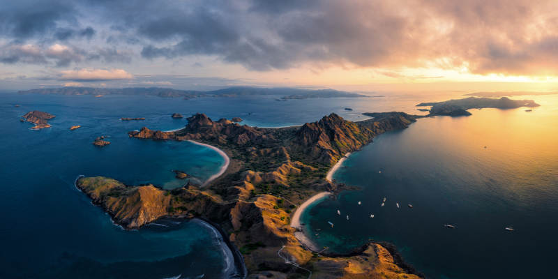 夕陽下的海島風光