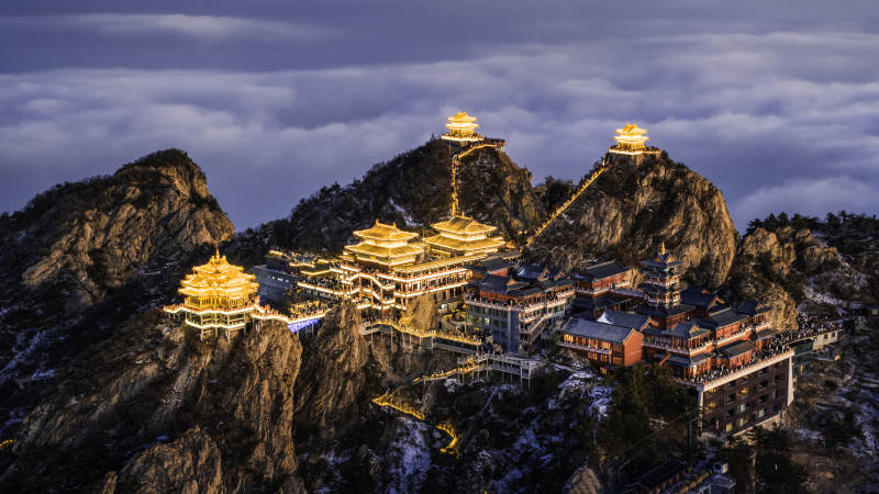 云海中的金色宮殿群