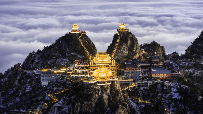云海之上的輝煌古寺