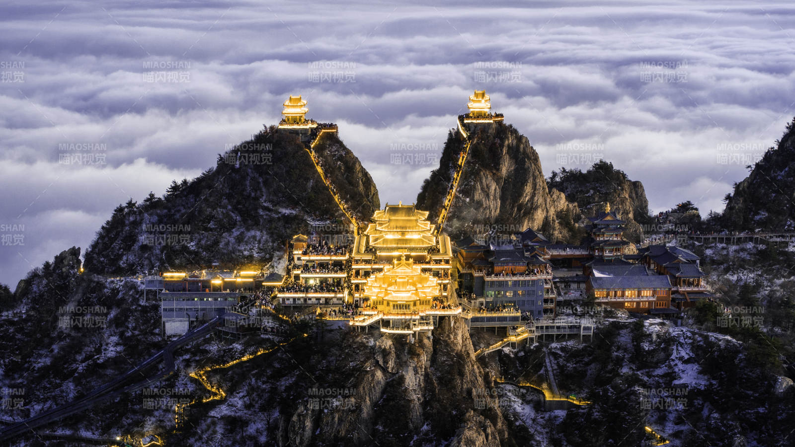 云海之上的輝煌古寺