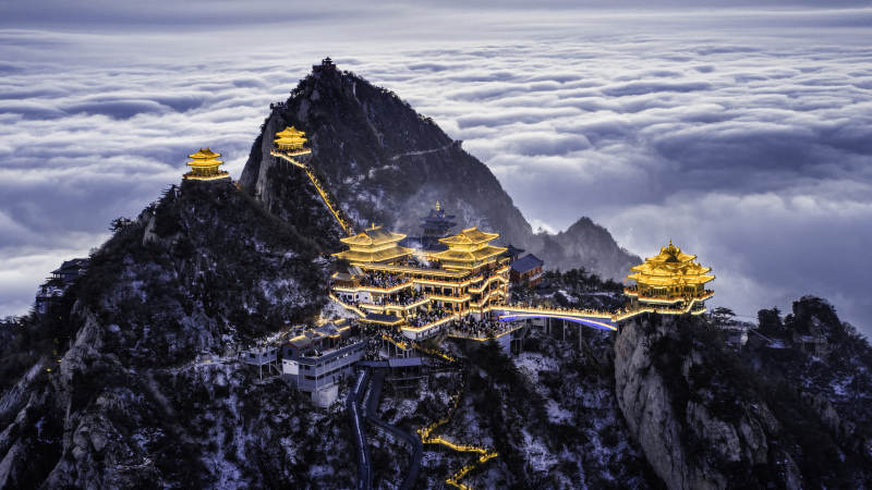云海之巔 古剎輝煌夜景