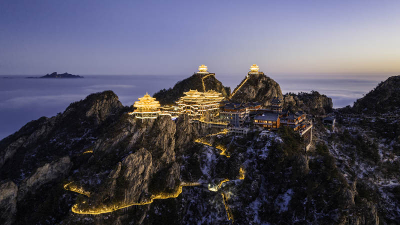 山巔古寺夜景輝煌
