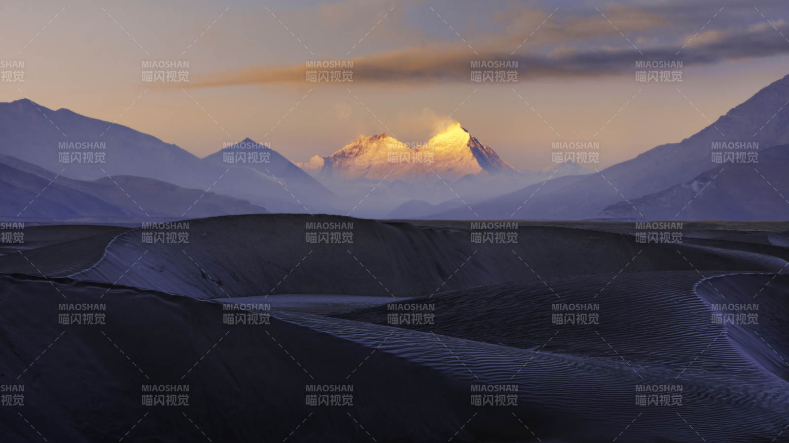 雪山與沙丘的壯麗景象