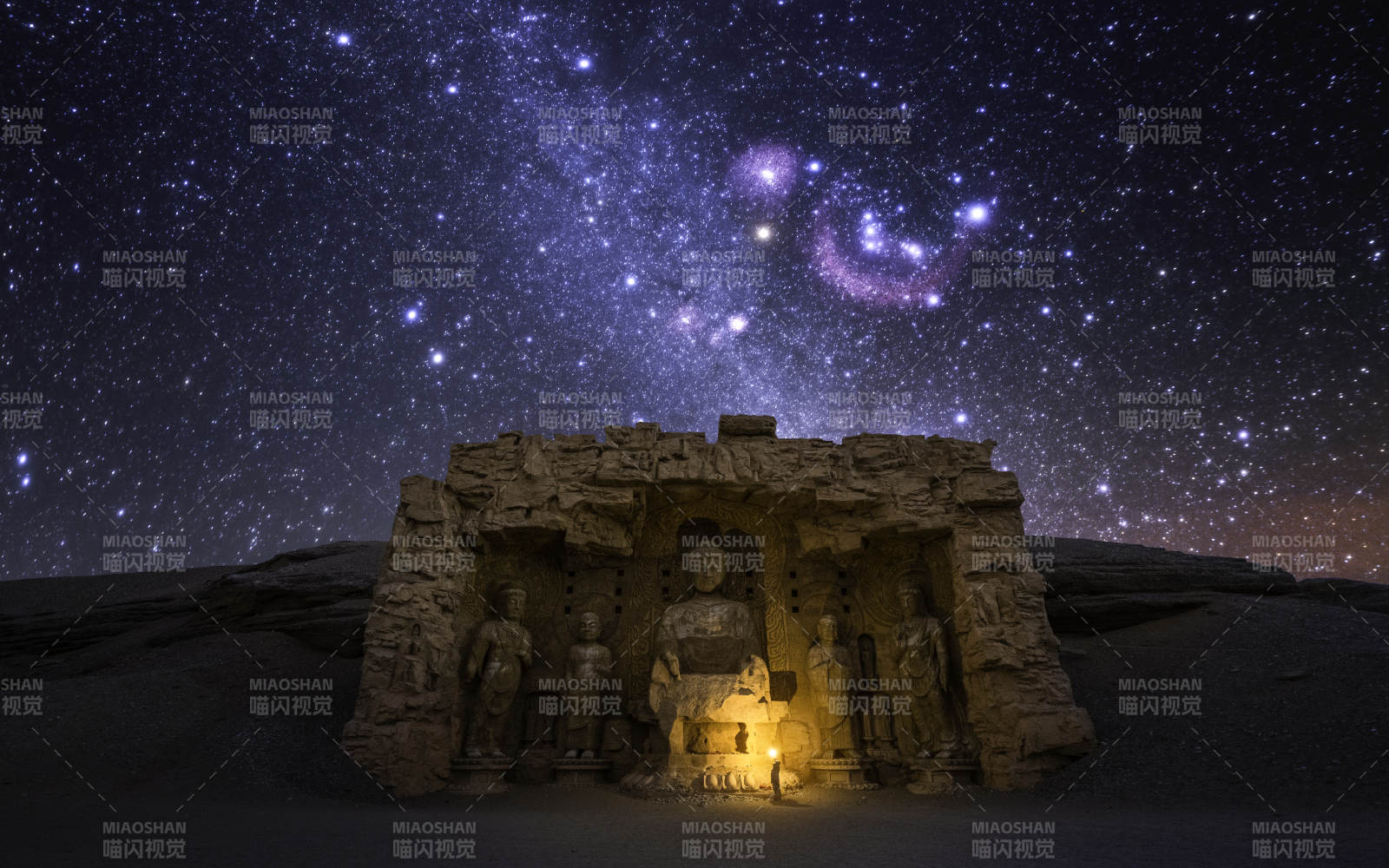 星空下的古老石窟雕像