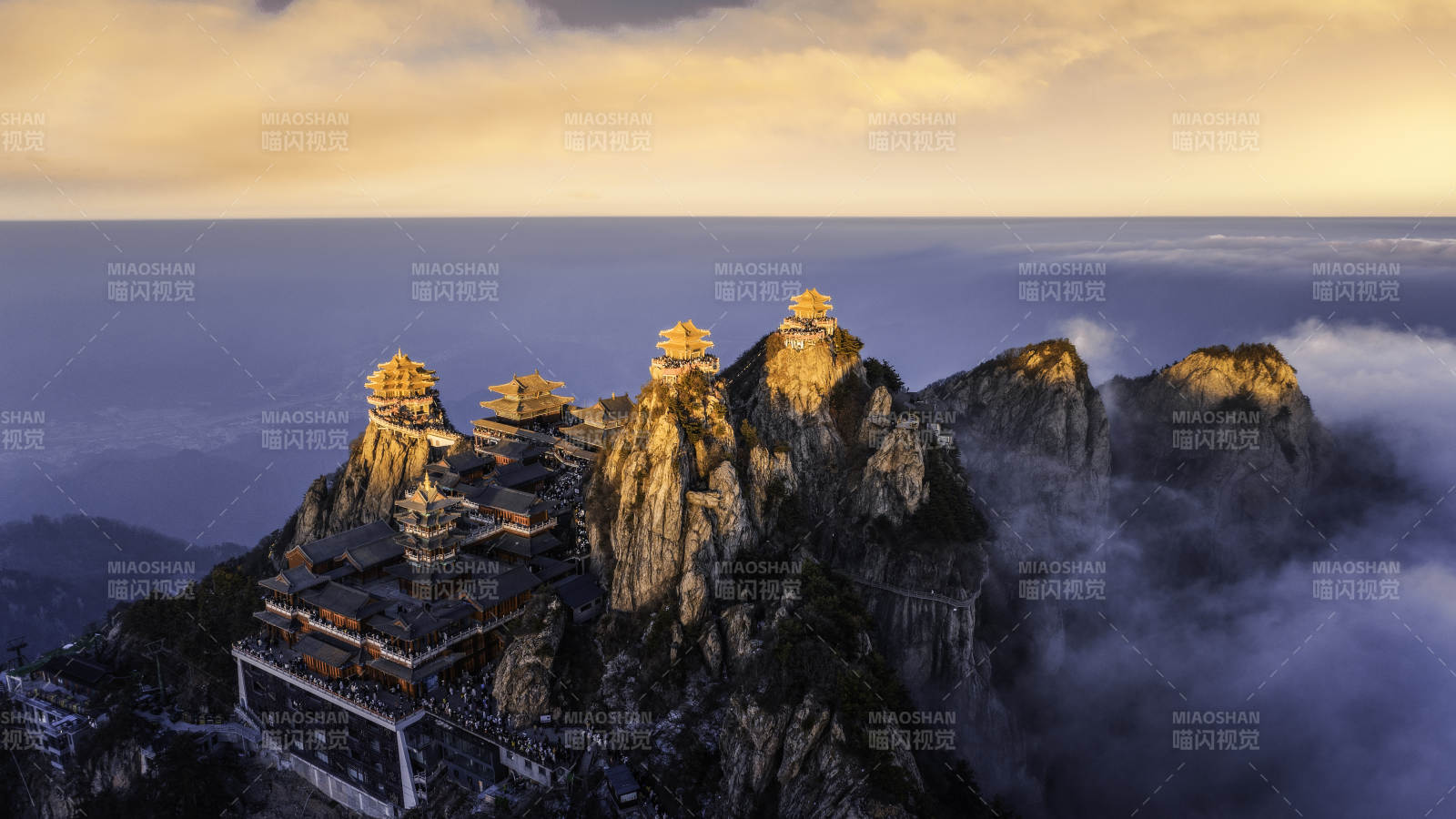 云海之巔 古寺隱現