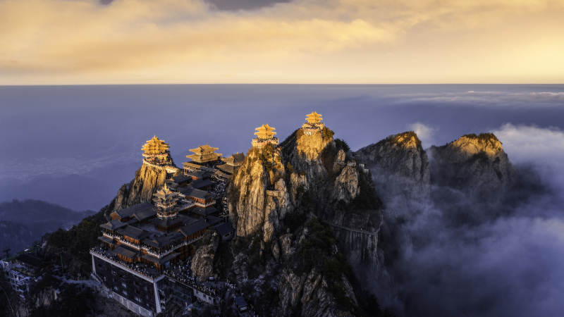 云海之巔 古寺隱現(xiàn)