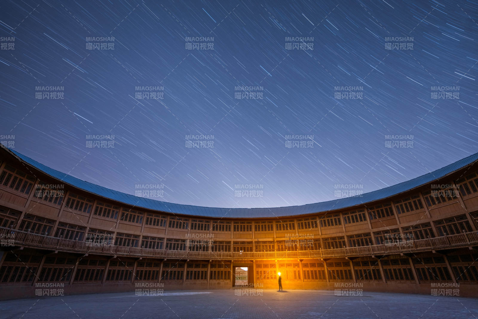 星軌下的古建筑庭院