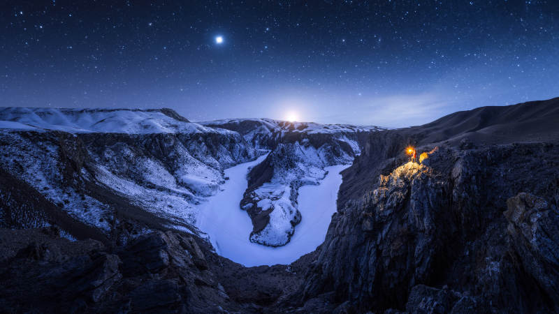 星夜峽谷燈火明
