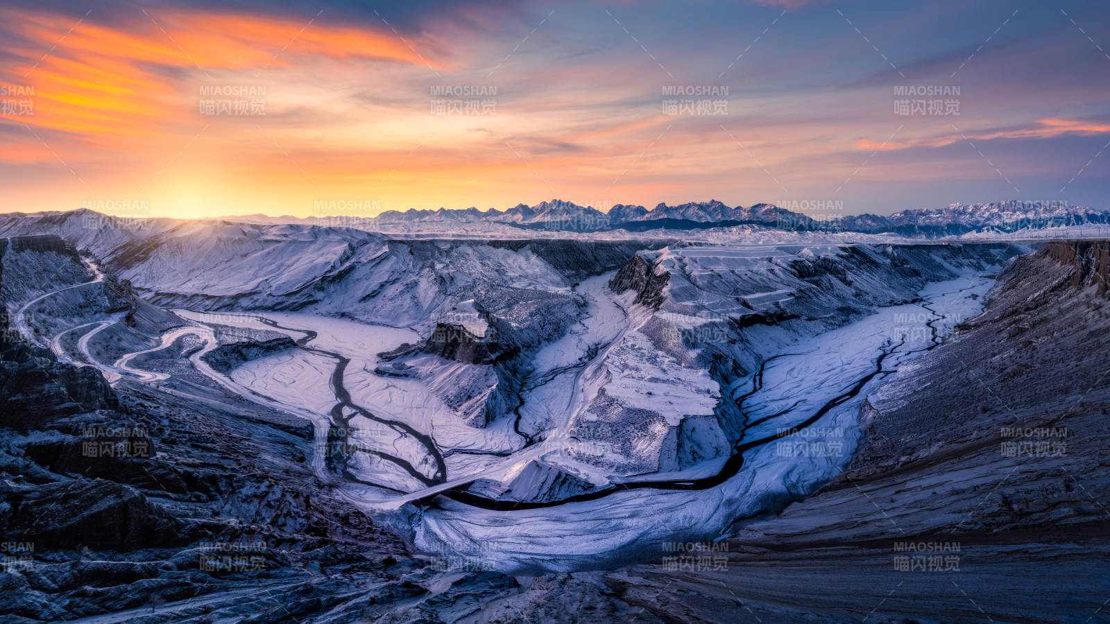 雪山峽谷夕陽美景
