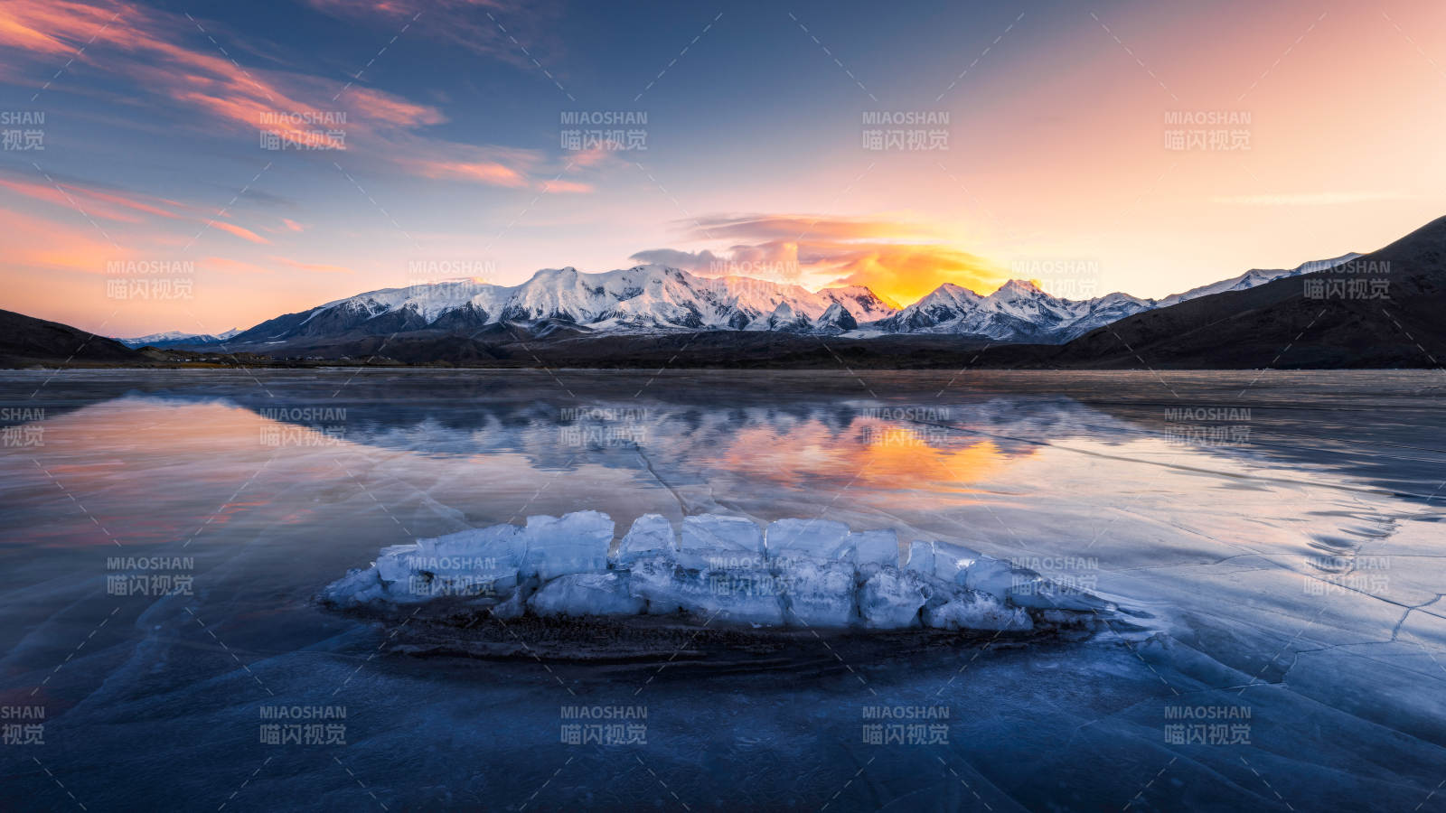 雪山湖畔冰晶映霞光