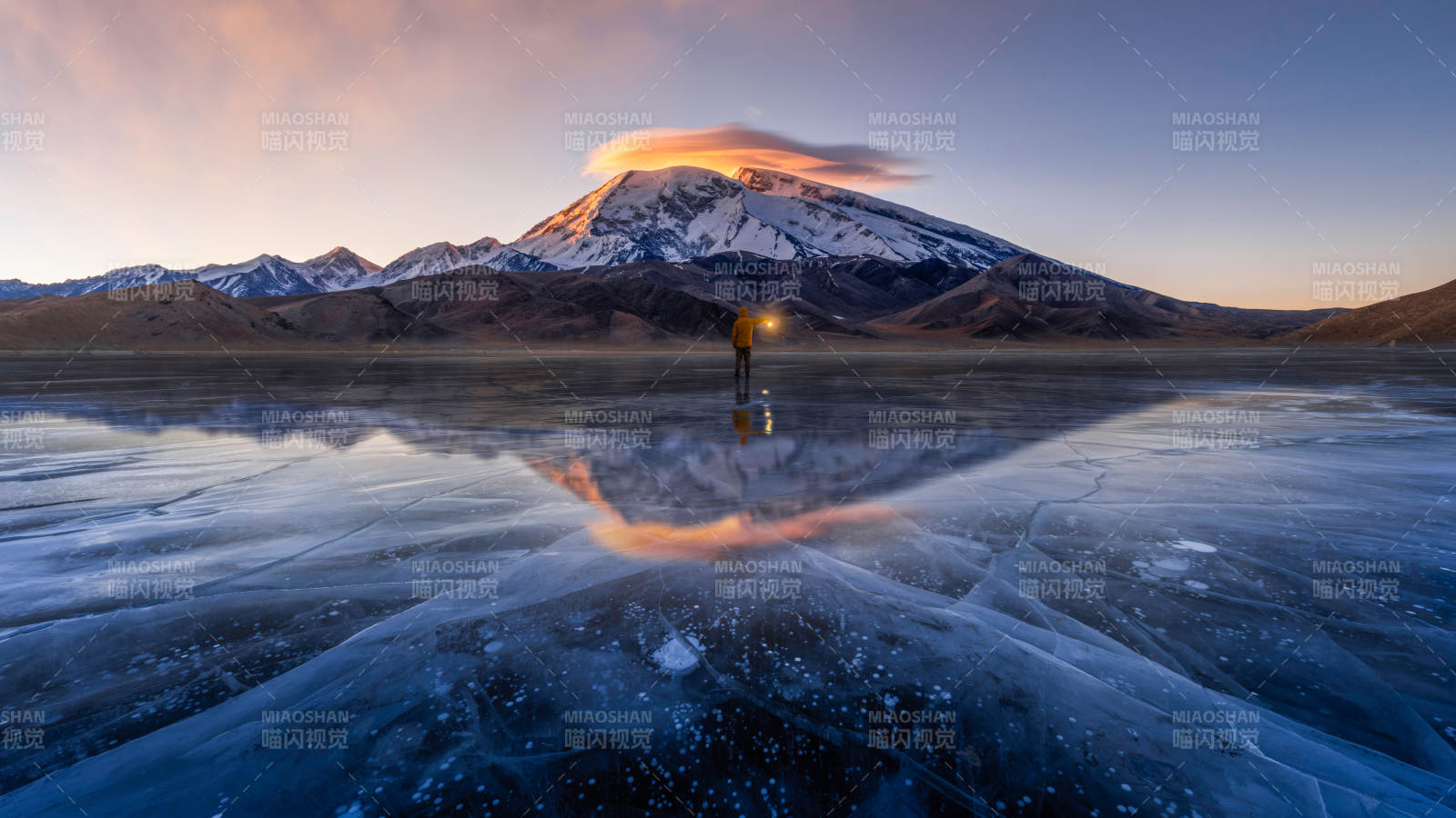 雪山倒影 冰湖奇景