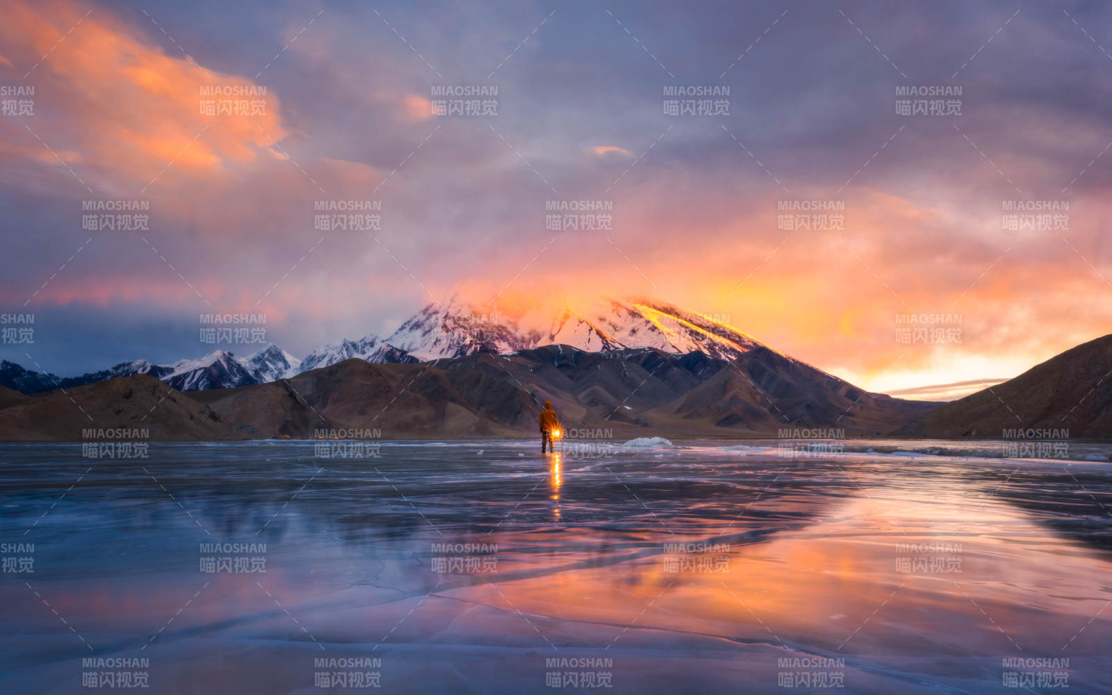 雪山湖畔夕陽映照